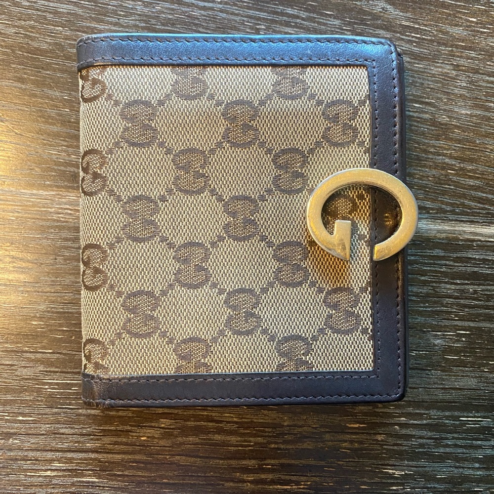 Gucci logo wallet